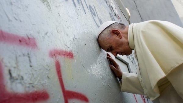 Pope Francis prays at security barrier, near Bethlehem, May 25, 2014