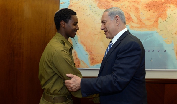 PM Netanyahu meets with Damas Pakedeh, IDF soldier who was beaten by police