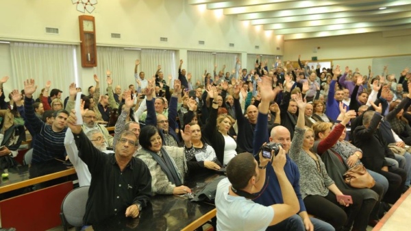 Well-fed Histadrut delegates vote to screw the public by calling a general strike