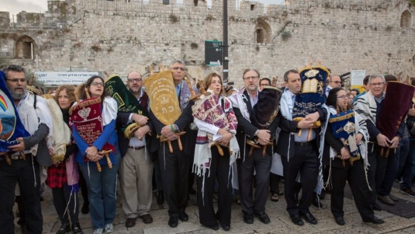 Non-Orthodox rabbis and Women of the Wall at the Kotel, 2 November 2016. Rabbi Rick Jacobs of the URJ is the tall man near the center; to his left is Anat Hoffman.